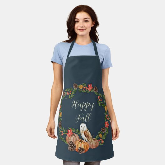 秋フクロウとカスタマイズ可能な文字付きカボチャ エプロン (着用した状態)