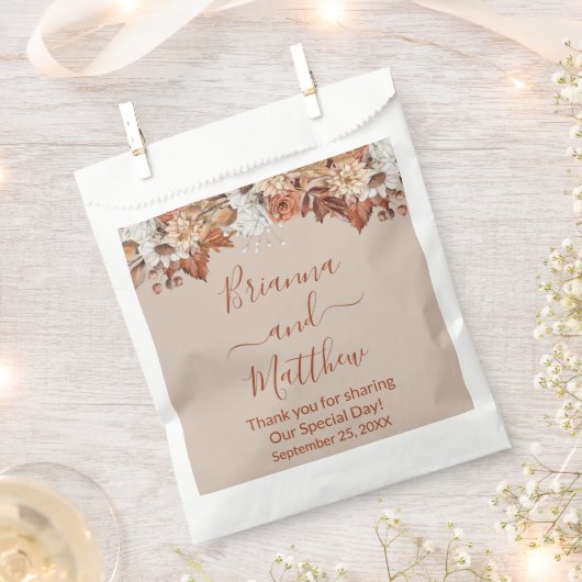 秋フローラブーケオンタウペフティングバッグ フェイバーバッグ (クリップ留めされた状態)