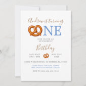 秋ブルーオクトバーフェストプレッツェルターニングワン誕生日 招待状 (正面)