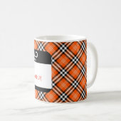 秋プレイドオレンジ白黒名前をカスタムするラベル コーヒーマグカップ (正面右)