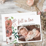 秋ベビー写真秋の花誕生 案内ポストカード<br><div class="desc">秋の誕生お知らせポストカードあなたのベビーの写真とメッセージでパーソナライズすることができる。恋の秋は手書きカジュアルの台本で書かれ、デザインは男の赤ちゃんや赤ん坊の女の子のための男女兼用地球トーンの色の物語を持っている。アネモネの水色の秋の花束、ポピーとワイルドフラワーの鮮やかなオレンジ色のシエナテラコッタの錆ピーチクリームと茶色の色合いで、繊細な緑に囲まれた。秋や感謝祭の季節にあなたのベビーの誕生を完璧な発表。</div>