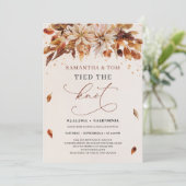 秋ラスティカラーオレンジ色の花の結び目 招待状 (スタンド正面)