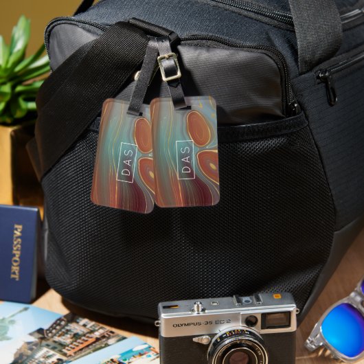 秋層 |テラコッタティール(緑がかった色)と金ゴールドモノグラム ラゲッジタグ (正面&裏面)