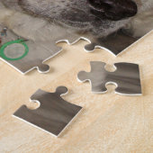 秋田かわいい犬の赤いサンタの帽子のpointsettiaのクリスマス ジグソーパズル (側面)