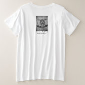 秋田の笑顔の犬とおもしろい共に浮き上がるスローガン プラスサイズTシャツ (デザイン裏面)