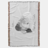 秋田犬に接吻する女の子の柔らかい愛情のあるスケッチ スローブランケット (正面縦)