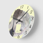 秋田犬に接吻する女の子の柔らかい愛情のあるスケッチ ラウンド壁時計 (傾斜)