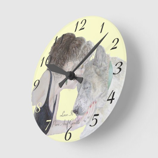 秋田犬に接吻する女の子の柔らかい愛情のあるスケッチ ラウンド壁時計 (傾斜)