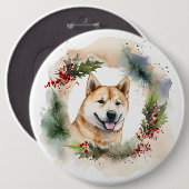 秋田犬のクリスマスリースの可愛い犬 缶バッジ (正面&裏面)