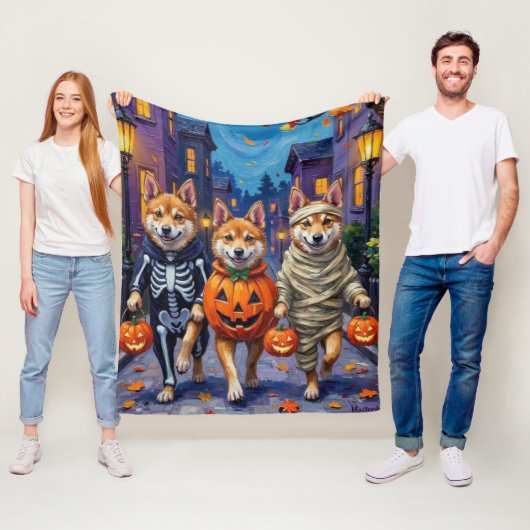 秋田犬のハロウィーンコスチューム フリースブランケット (インサイチュ)