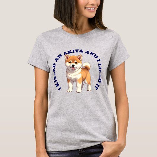 秋田犬の子犬にキスをした Tシャツ (正面)