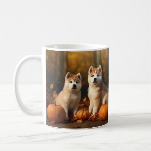 秋田犬の子犬の秋の喜びのかぼちゃ コーヒーマグカップ (左)