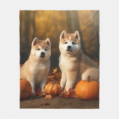 秋田犬の子犬の秋の喜びのかぼちゃ フリースブランケット (正面)
