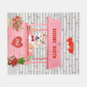 秋田犬バレンタインデーキスをするス フリースブランケット (正面(横))