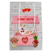 秋田犬バレンタインデーキスをするス ミディアムペーパーバッグ (裏面)