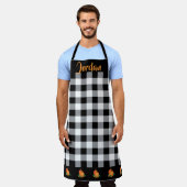 秋白黒のギンガムパターンとカボチャ エプロン (着用した状態)