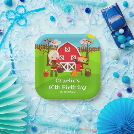 秋秋納屋周囲の庭誕生日ブロンドヘアガール ペーパープレート (パーティー)