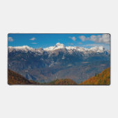 秋素晴らしの景色トリグラフ山のビュー デスクマット (正面)