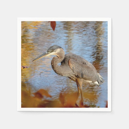 秋素晴らしの葉で囲まれたブルーヘロン スタンダードカクテルナプキン (正面)