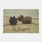 秋素朴ピネコーンオンウッド名前をカスタムする ドアマット (正面)