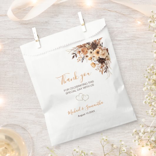 秋素朴ブラウンとアイボリーバラカントリーウェディング フェイバーバッグ (クリップ留めされた状態)