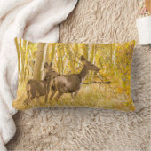 秋草原のラバシカの雌ジカそして子鹿 ランバークッション (ブランケット)