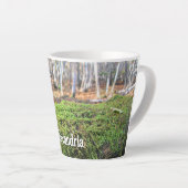 秋落ちたの苔の木 – 小パーソナライズされた カフェラテマグ (右アングル)