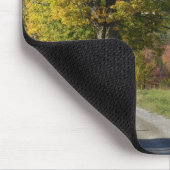 秋、2のクラシックな田園納屋または農場の側の道 マウスパッド (コーナー)