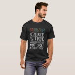 科学おもしろいは真のギークおたく科学者 Tシャツ<br><div class="desc">科学は君の内に在るも無しも信じ本当だ。科学感動的証明信じ、研究実験、研究の人のための科学デザイン。科学カッコいい先生やる気を起こさせる、科学者および学生のための商品。生物学、物理、化学を愛する科学ギーク、おたく、高校先生、学生に最適。素晴らし息子、娘、大学の友人、兄弟または姉妹のためのクリスマスプレゼントと誕生日プレゼント。背景色はカスタマイズ好みの色にできる。</div>