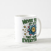 科学おもしろいユーモアTシャツ – "Never Trust an Atom コーヒーマグカップ (正面右)