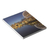 科学の世界とCBDは偽クリークに反映された ノートパッド (アングル)