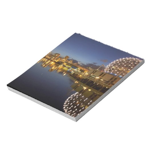 科学の世界とCBDは偽クリークに反映された ノートパッド (回転)