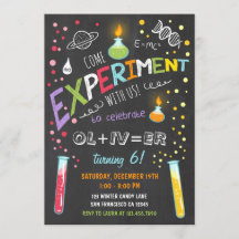 科学の実験の誕生日の招待状の男の子