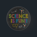 科学の誕生日パーティー |サイエンスはおもしろい 缶バッジ<br><div class="desc">科学の誕生日パーティー |サイエンスはおもしろいボタン – あなたのラボコートを着て、爆発的なおもしろいを準備する！あなたの科学パーティーのための完璧な装飾touchである。テストや実験は不要で、このボタンはすべての色で通過飛んでいるする。このボファンキータンは科学の誕生会コレクションの一部だ。コレクション忘れをチェックしてパーティーの供給に一致させないこと。科学はおもしろい!</div>