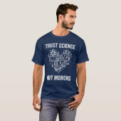 科学を信じろ、馬鹿を信じるな Tシャツ (正面フル)