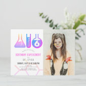 科学実験ネオンピンクガール写真誕生日 招待状 (スタンド正面)