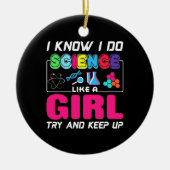 科学者ギフト |私は科学を女の子のように行うことを知っている セラミックオーナメント (正面)