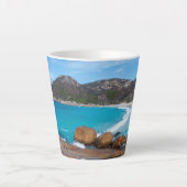 秘境の湾の楽園のビーチ カフェラテマグ (正面)