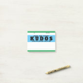 称賛の声を上げる素晴らしアイディア認識賞のポスト – ポストイット (デスク上)