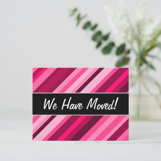 "移動しました！" +ピンク/マゼンタのストライプパターン 案内ポストカード (スタンド正面)