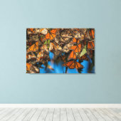 移動する(昆虫)オオカバマダラ、モナーク蝶が葉付着する キャンバスプリント (インサイチュ (ウッドフロア))