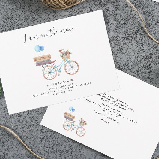 移動上の新しい住所の水の色の自転車の移動 案内状
