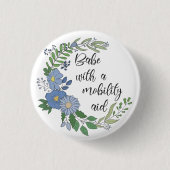 移動支援を受けて赤ん坊をする 缶バッジ (正面)