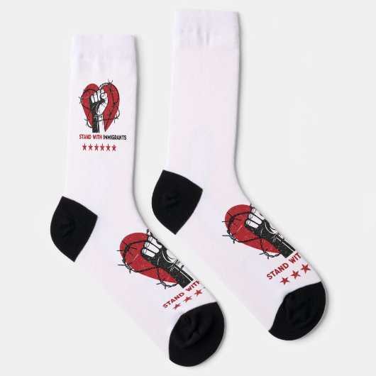 移民と共に立つ ソックス (右)