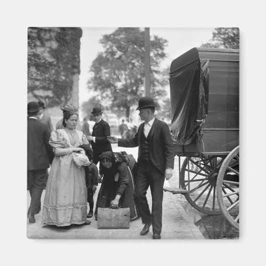 移民のバッテリーパーク， 1900 マグネット (正面)