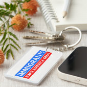 移民はアメリカを素晴らしくさせます キーホルダー (正面右)