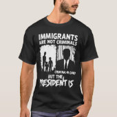 移民は犯罪者ではありませんが大統領は犯罪者です Tシャツ (正面)