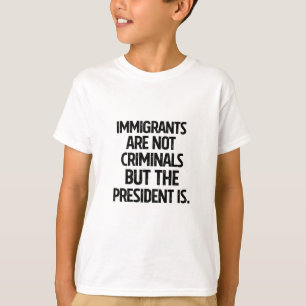 移民は犯罪者ではありませんが大統領は違います Tシャツ