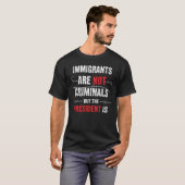 移民は犯罪者ではありません、しかし大統領は違います Tシャツ (正面フル)