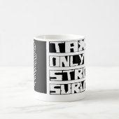 税は生き延びます コーヒーマグカップ (中央)